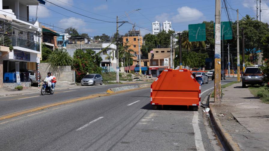 Contenedores de basura en Santo Domingo Este: ¿solución o riesgo para el tránsito?