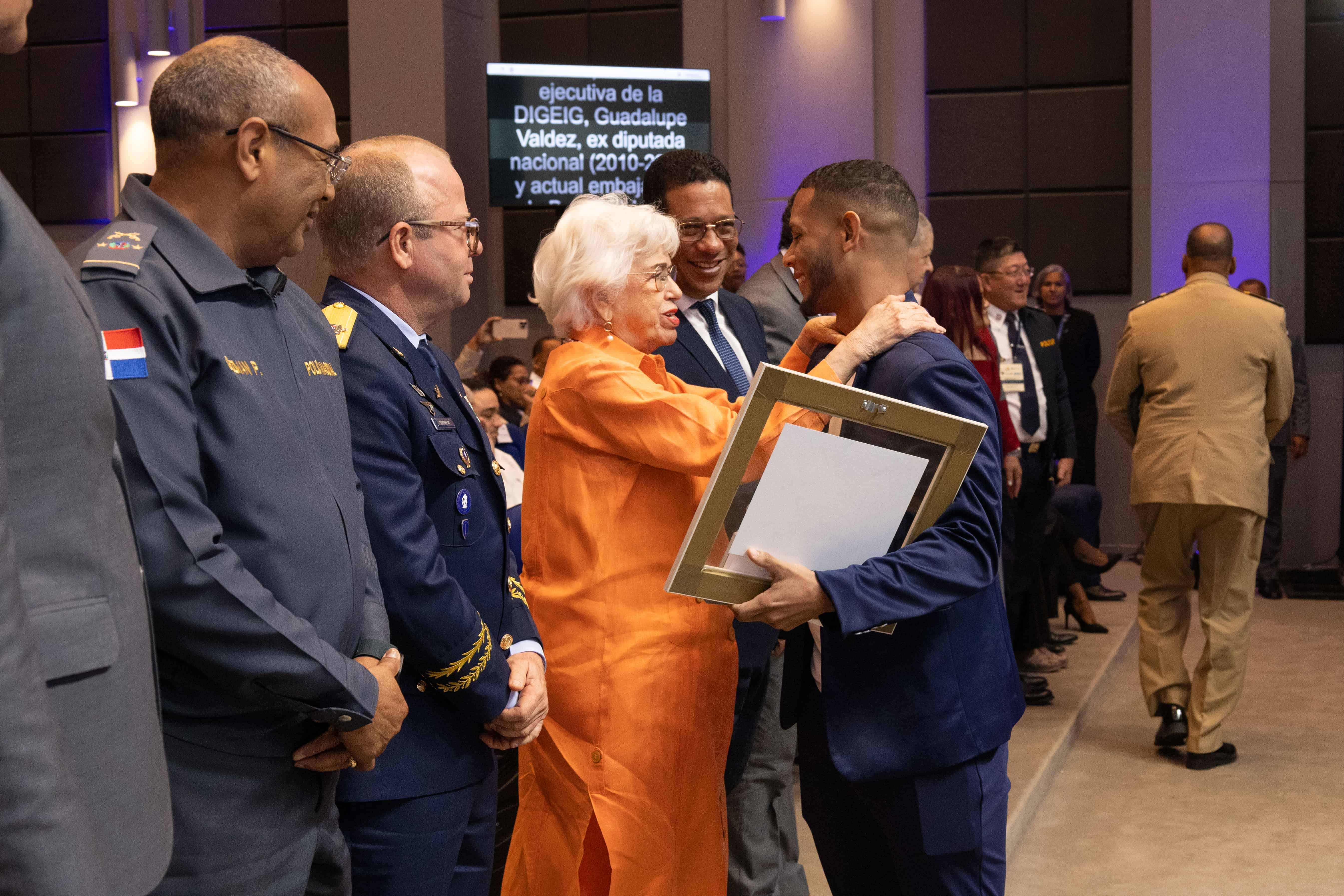 Vásquez saludó a la directora de la Digeig, Milagros Ortiz Bosch.