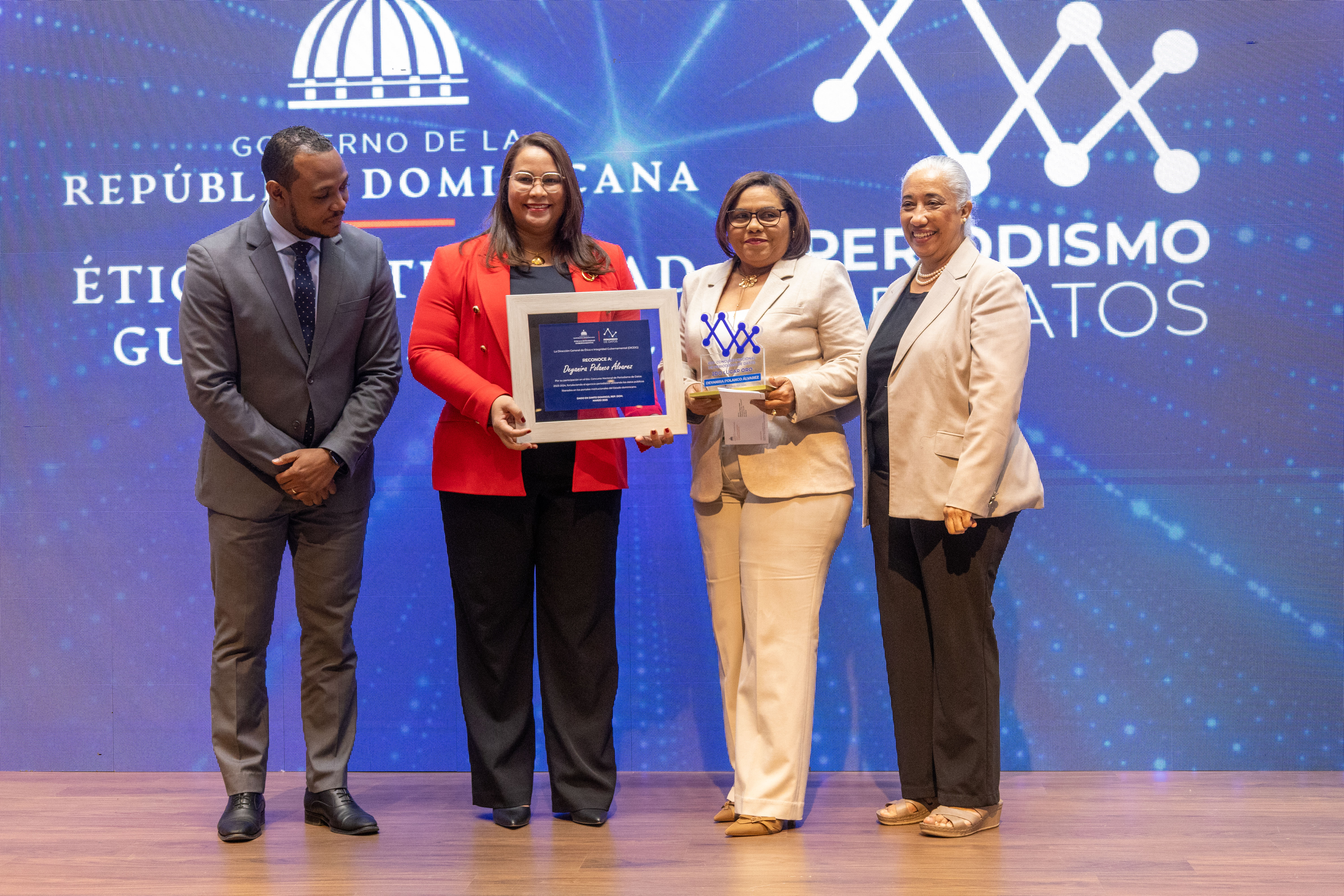 El equipo de la Digeig sostuvo el reconocimiento otorgado a la periodista del Listín Diario, Deyanira Polanco.