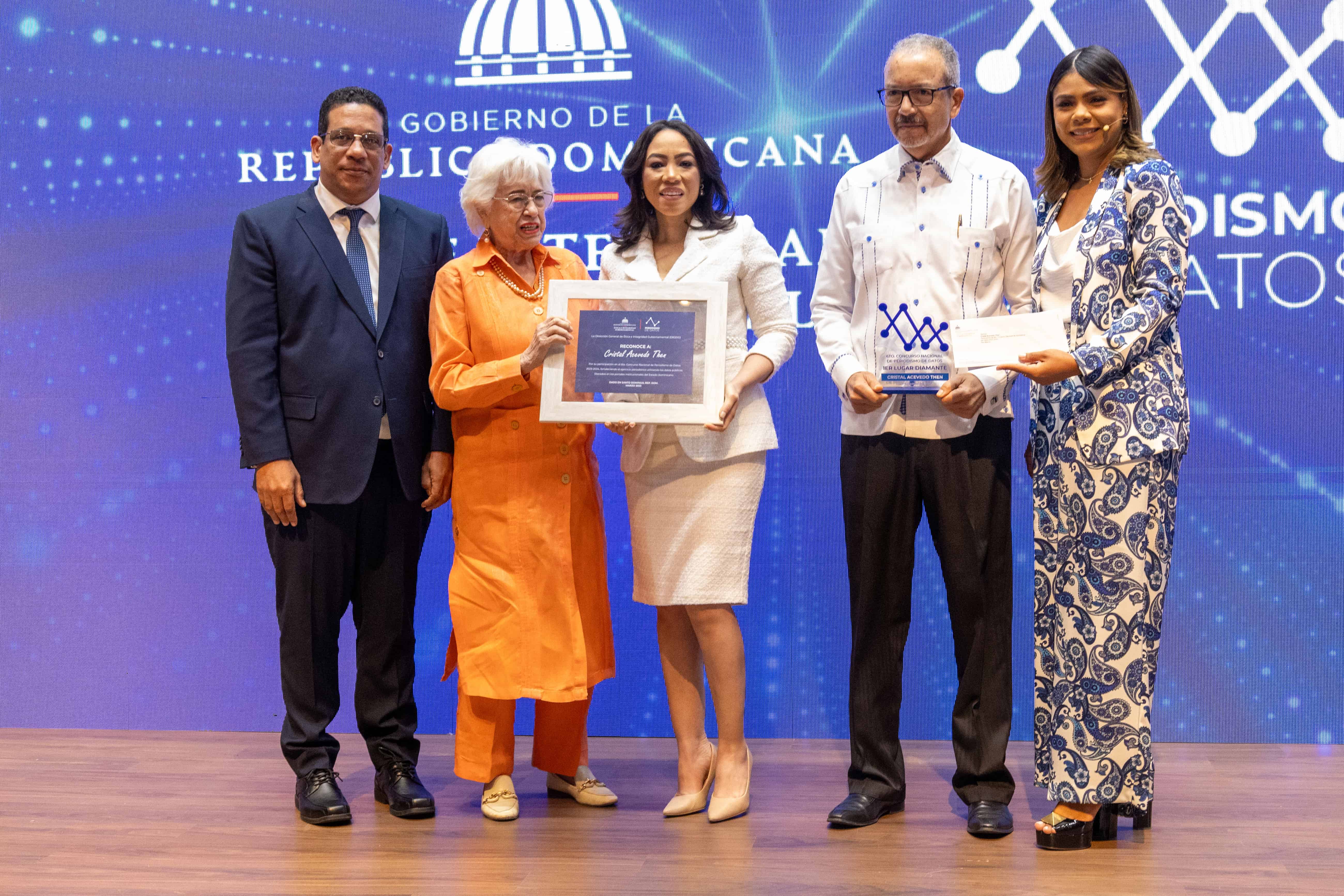 La periodista Cristal Acevedo (centro) recibió el máximo galardón del premio.