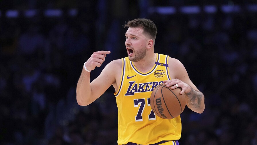 Doncic anota 52 puntos para unos Lakers infalibles en el inicio de temporada Doncic anota 52 puntos para unos Lakers infalibles en el inicio de temporada