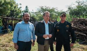 Industria y Comercio desmantela fábrica clandestina de alcohol adulterado en Barahona