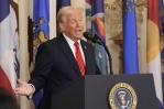 Trump llama terroristas a quienes queman Teslas y los amenaza con cárceles de El Salvador