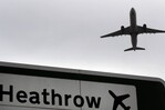 Pasajeros desesperados buscan vuelos alternativos por cierre del mayor aeropuerto de Europa Pasajeros desesperados buscan vuelos alternativos por cierre del mayor aeropuerto de Europa