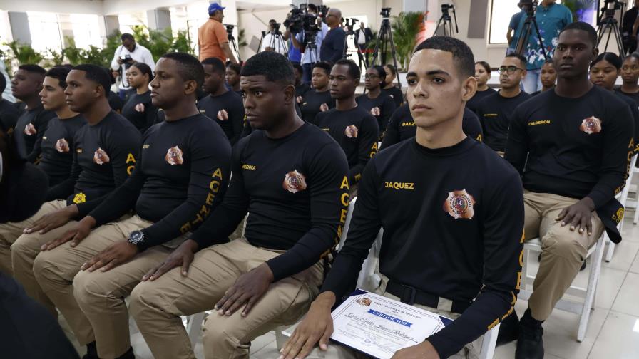 Los nuevos agentes de migración saben creole, derechos humanos y manejo de armas no letales Los nuevos agentes de migración saben creole, derechos humanos y manejo de armas no letales