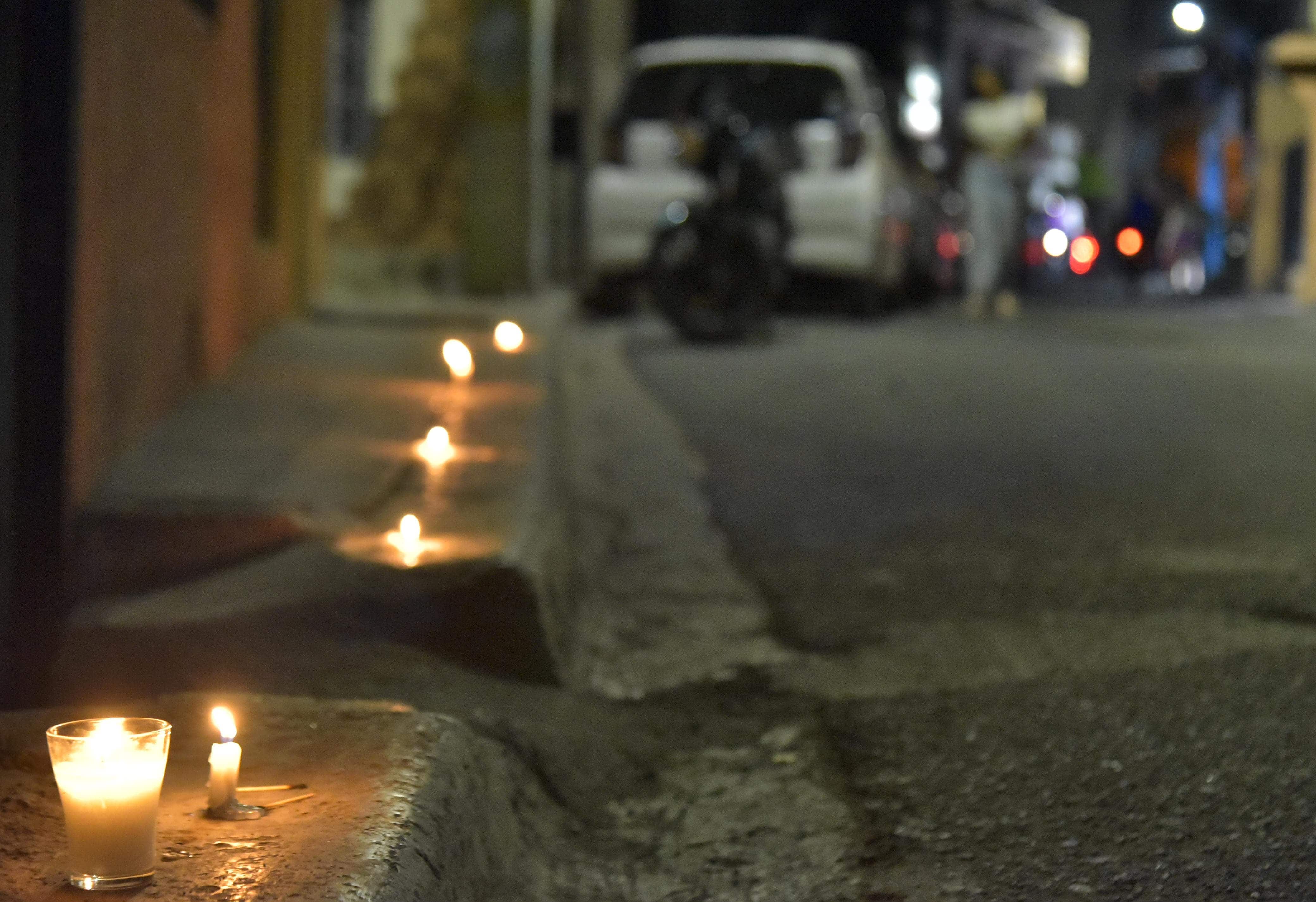 Un encedido de velas por uno de los jóvenes asesinados en Herrera.