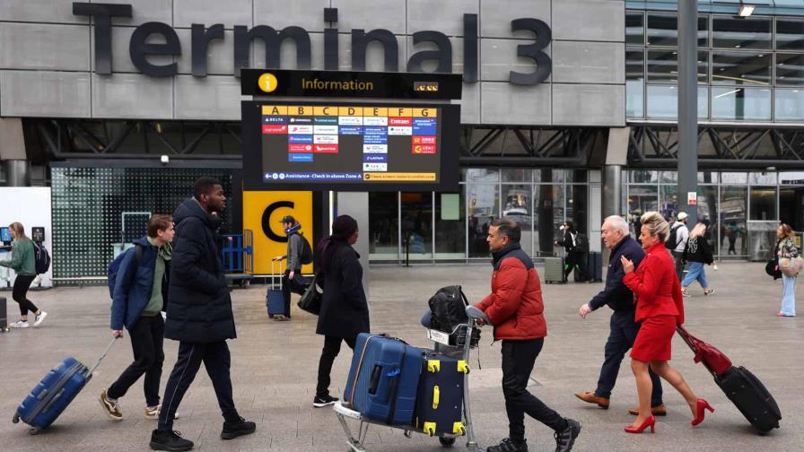 El aeropuerto de Heathrow opera con normalidad aunque las aerolíneas afrontan un impacto enorme