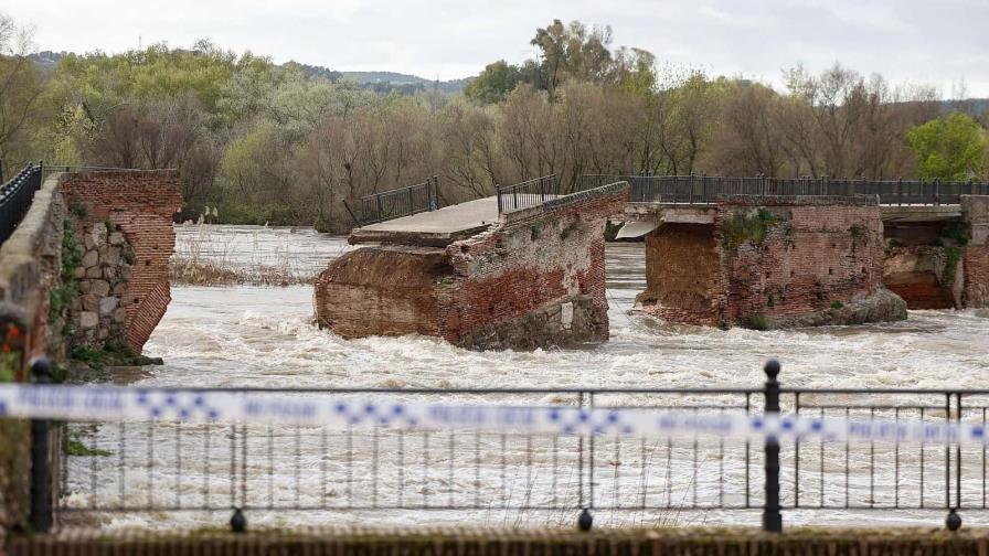 La crecida del río Tajo arrastra parte del puente romano de la ciudad española de Talavera