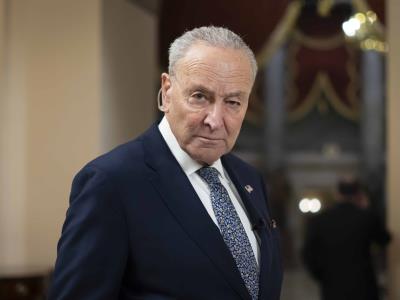 Chuck Schumer amenaza con limitar poderes de guerra de Trump