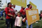 Venezolanos y haitianos piden a juez de EE. UU. suspender la orden de Trump de acabar el TPS