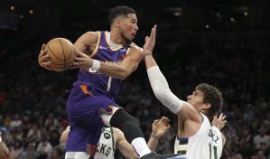 Booker anota tiro clave en el último segundo y Suns derrotan a Bucks