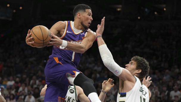 Booker anota tiro clave en el último segundo y Suns derrotan a Bucks