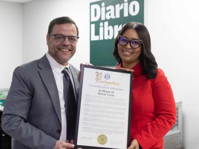 Luis Sepúlveda entrega reconocimiento a la periodista Karen Veras