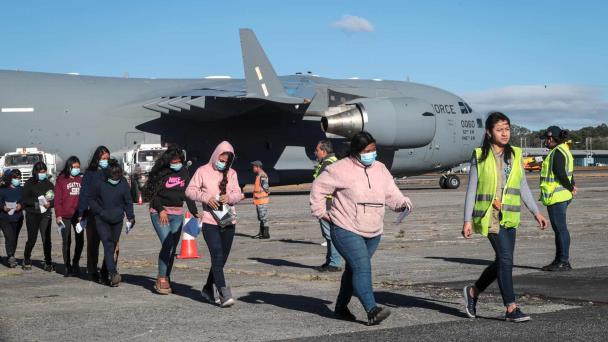 Inmigrantes que se autodeporten de EE. UU. podrán verificar su salida con geolocalización