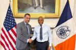 Presidente del Indotel se reúne con el alcalde de Nueva York, Eric Adams