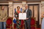 Presidente Abinader condecora a Zoé Saldaña con la Orden de Cristóbal Colón