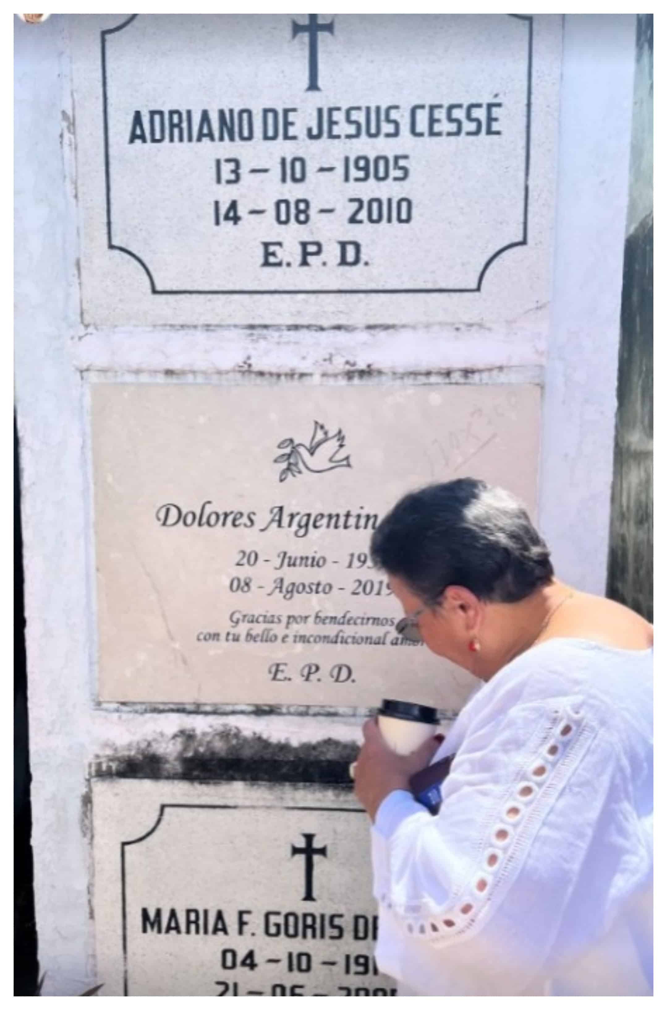 Asalia Nazario, madre de Zoé Saldaña, en la tumba de Argentina, su madre y abuela de la actriz.