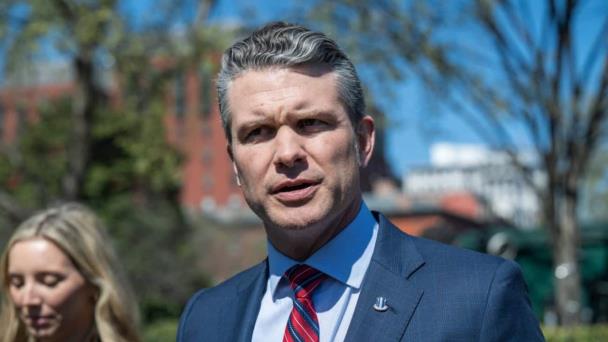 El secretario de Defensa demandado por utilizar Signal para discutir sobre planes de guerra