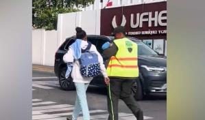 Un gesto que inspira: agente de la Digesett ayuda a una madre y su bebé a cruzar la calle Un gesto que inspira: agente de la Digesett ayuda a una madre y su bebé a cruzar la calle