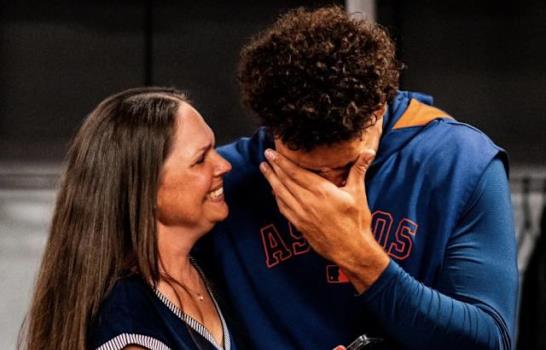 Cam Smith recibe llamado a Grandes Ligas con su madre en el clubhouse de Houston