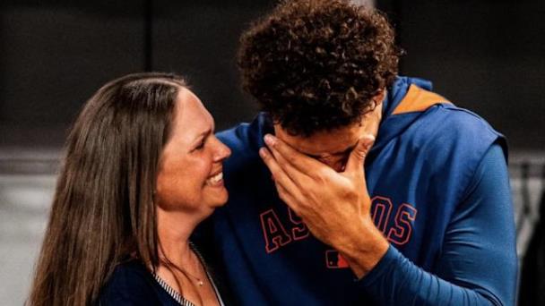 Cam Smith recibe llamado a Grandes Ligas con su madre en el clubhouse de Houston