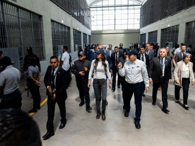 Kisti Noem recorre la cárcel salvadoreña con migrantes deportados
