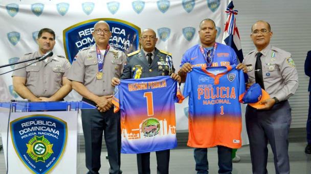 Guzmán Peralta elogia atletas de la Policía Nacional