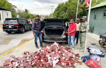 Arrestan a un cabo de la Policía con 80 mil cigarrillos de contrabando en Elías Piña