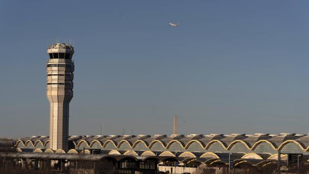 Vuelo de pasajeros y avión de Fuerza Aérea son desviados por posible colisión en EE. UU.
