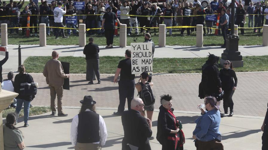 Intento de misa negra de satanistas en Capitolio de Kansas deriva en caos y arrestos Intento de misa negra de satanistas en Capitolio de Kansas deriva en caos y arrestos