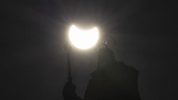 El Sol se cita con la Luna para un eclipse parcial en el hemisferio norte