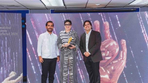 Doctora Ana Simó recibe dos galardones en premios DiarioSalud