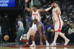 La estrella Kevin Durant sale del campo tras lesionarse la pierna izquierda con los Suns