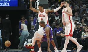 La estrella Kevin Durant sale del campo tras lesionarse la pierna izquierda con los Suns