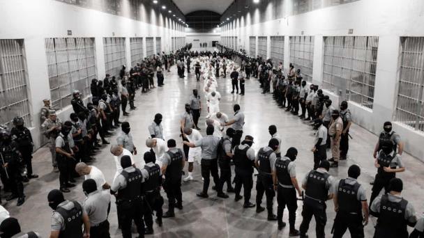 EE. UU. deporta a El Salvador a otras 17 personas que asegura que son miembros de TdA y MS-13