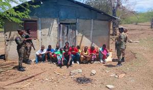 Ejército encuentra grupo de haitianos indocumentados en una casa abandonada en Las Matas de Farfán