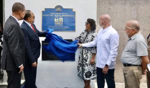 Develación de tarja y homenaje a René del Risco Bermúdez en el Centro Cultural de Indotel