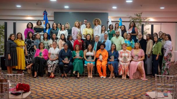 Reconocen a 10 mujeres por su contribución a la protección de la capa de ozono