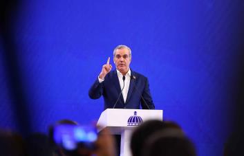 Luis Abinader felicita a los periodistas y reafirma su compromiso con la libertad de prensa