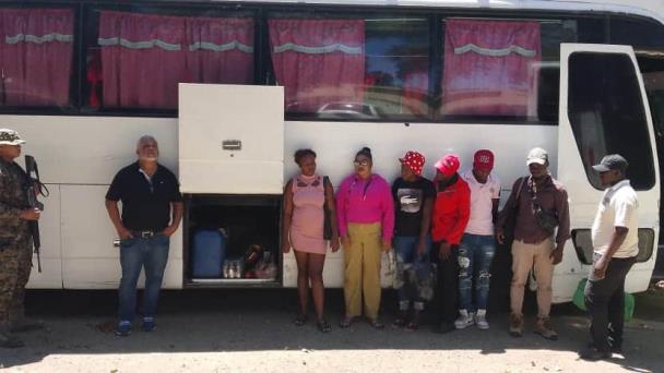 ¿Transporte público o contrabando expreso? Un autobús llevaba haitianos, cigarrillos y clerén