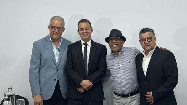 Alex Bueno presenta su nuevo disco El más completo