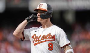 Orioles anotan cuatro en la 1ra y 8va, vencen 8-5 a Medias Rojas en el debut en casa; Devers de 3-0