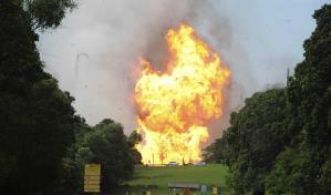 Fuerte incendio estalla en Malasia, aparentemente por un gasoducto roto