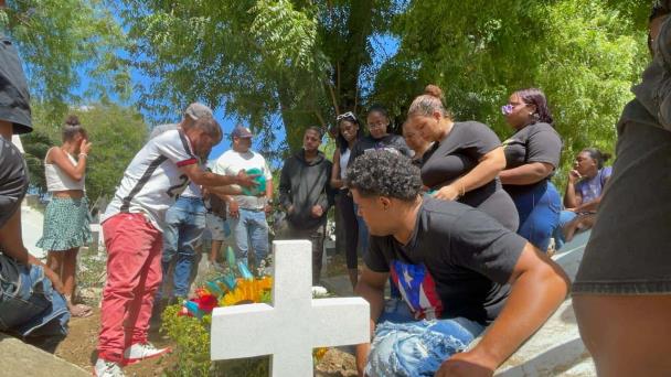 Sepultan a joven asesinada por su expareja en Santiago