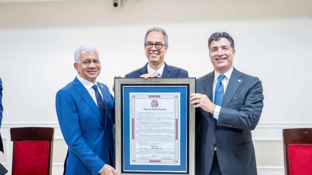 El Senado reconoce trayectoria del poeta y escritor José Mármol