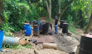 Dintel decomisa 2,860 galones de alcohol adulterado en Monte Plata