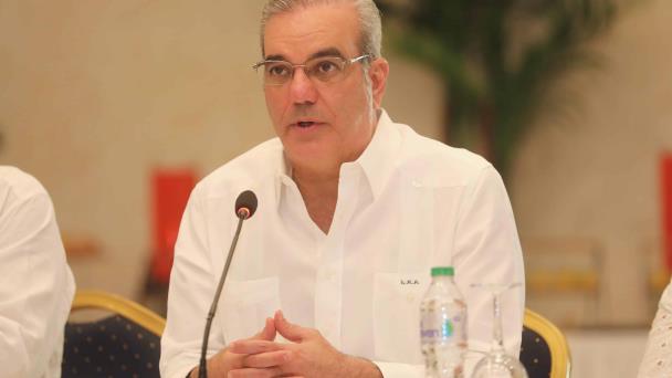 Abinader dice promoverá aumento salarial de un 25 % en zonas francas y  30 % en el sector turístico