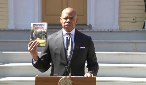 Alcalde de Nueva York dice que Jesucristo intervino en su ayuda cuando estaba imputado