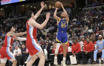 Curry atina 12 triples y suma 52 puntos en victoria de Warriors 134-125 sobre Grizzlies