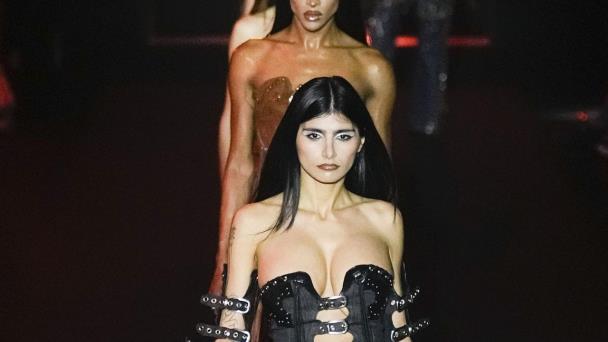 La popular modelo y exactriz porno Mía Khalifa abre el desfile de Dominnico en España